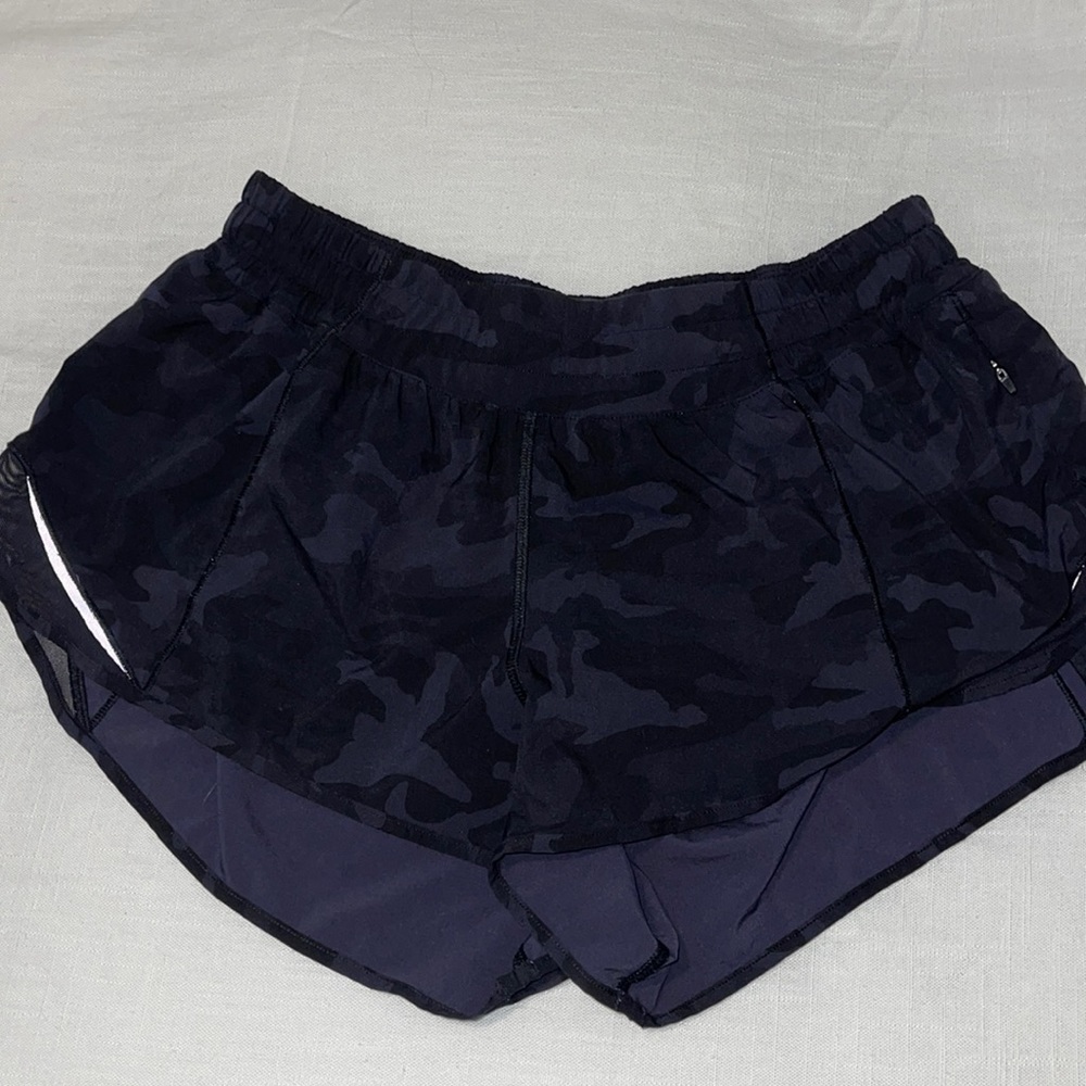 lululemon hotty hot short black camo 2.5 inch size 10